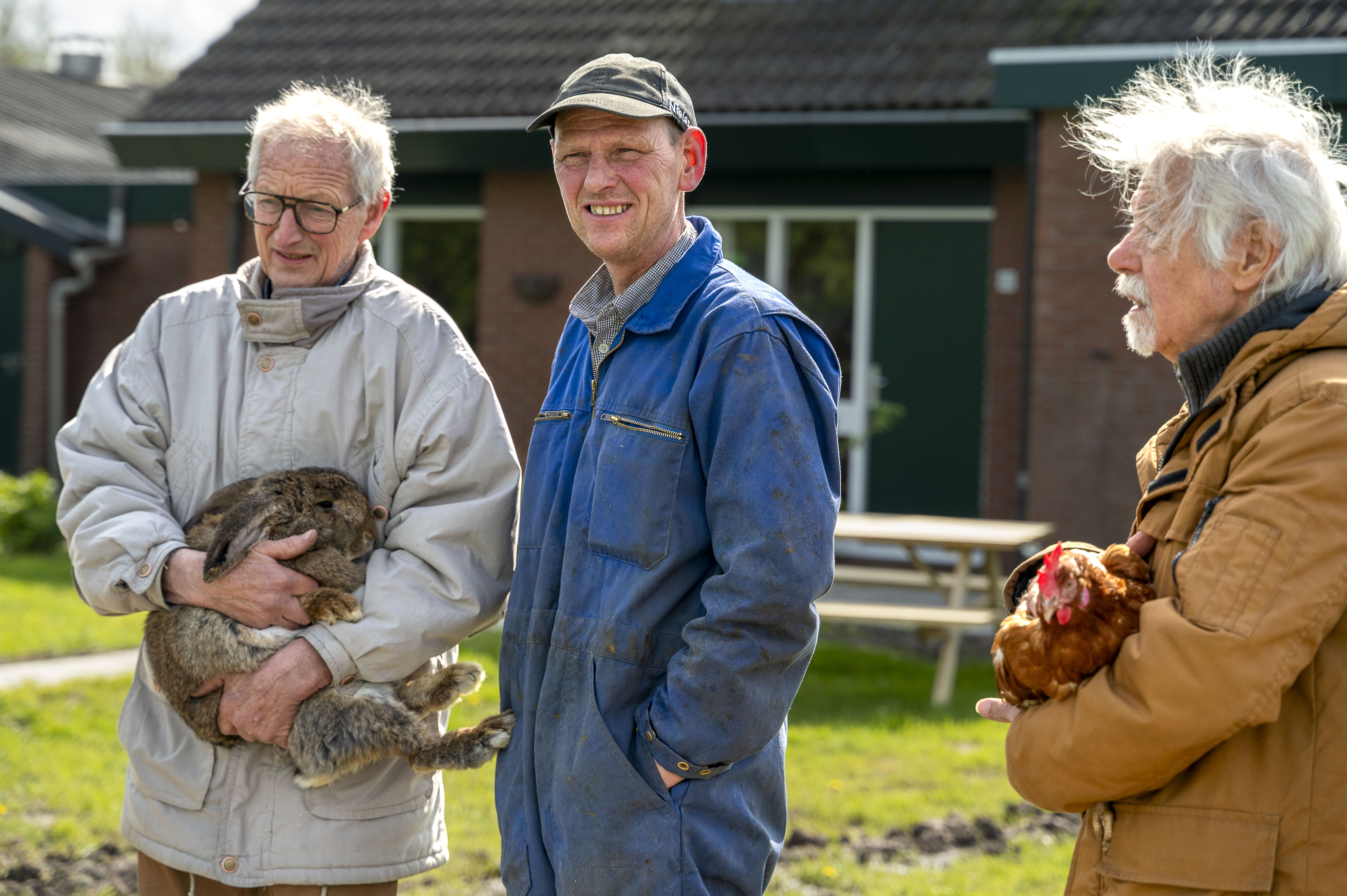 zorgboer met deelnemers en dieren